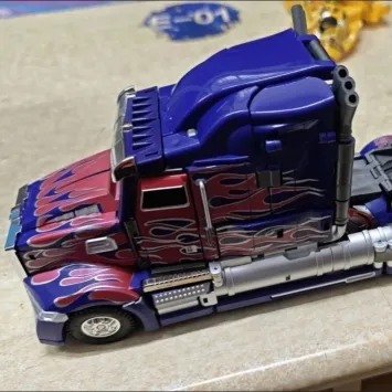 Unique Toys UT R-02 Challenger